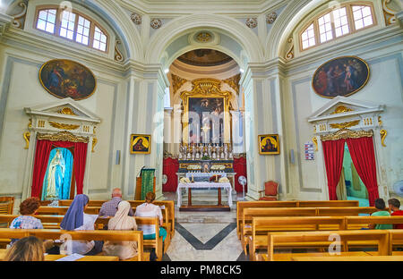 VALLETTA, MALTA - 17. JUNI 2018: Der Gebetsraum der Hl. Katharina von Alexandria (Italien) Kirche, mit schönen Altar, mit Symbol dekoriert von Mattia Stockfoto