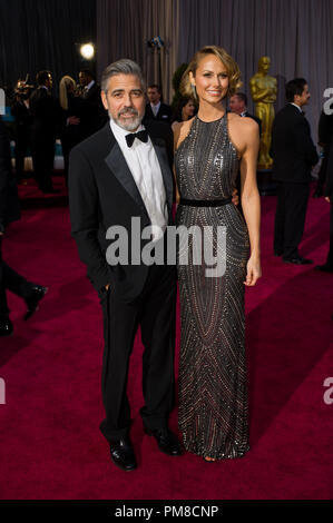 George Clooney, Oscar®-Nominiert für die beste Bild und Stacey Keibler kommt für die Oscars® auf der Dolby® Theater in Hollywood, CA, 24. Februar 2013. Stockfoto