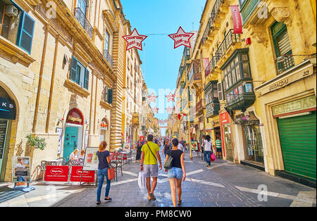 VALLETTA, MALTA - 17. JUNI 2018: architektonische Ensemble der Republic Street besteht aus Reihen von historischen Bauten mit geschnitzten Stein Dekorationen und w Stockfoto