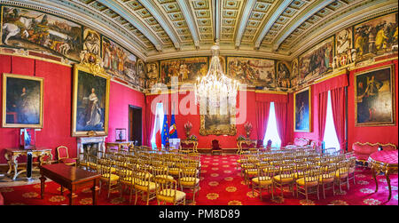 VALLETTA, MALTA - 17. JUNI 2018: Panorama der Botschafter der Zimmer des Grandmaster Palast in rot Gamma mit alten Fresken und Gemälde, die am 17. Juni in Stockfoto