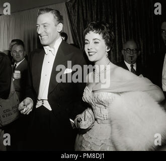 Elizabeth Taylor mit ihrem zweiten Mann, der britische Schauspieler Michael Wilding bei der 26. jährlichen Academy Awards, 1954 Datei Referenz # 31955 603 THA Stockfoto