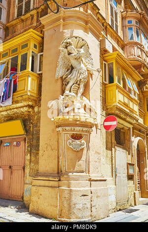 Das Meisterwerk Nische des Heiligen Erzengels Michael, der Teufel besiegt, schmückt die Ecke der Erzbischof und die hl. Ursula Straßen in Valletta, Malta. Stockfoto