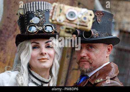 Ein paar Kostüme tragen Steampunk ist während der "VI KyivSteamCon" Veranstaltung in Kiew gesehen. Die Steampunk Festival mit Workshops, Vorträgen, Wettbewerben, Tänzen und Vorträgen lockt Fans von subgenre Steampunk, Cosplay und Science Fiction. Stockfoto