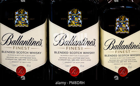 Ballantine's ist eine Reihe von Blended Scotch Whiskys von Pernod Ricard in Dumbarton, Schottland produziert. Der ballantine Geschmack ist abhängig von der Fingerabdruck malts von miltonduff und Glenburgie, gemischt mit 50 Single Malts und vier einzelne Körner. Die Marke hat viele Auszeichnungen und Preise für ihre Produkte gewonnen. Stockfoto