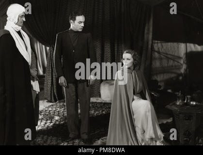 Marlene Dietrich, Basil Rathbone und Charles Boyer' der Garten Allahs' 1936 Selznick Datei Referenz # 31202 143 THA Stockfoto