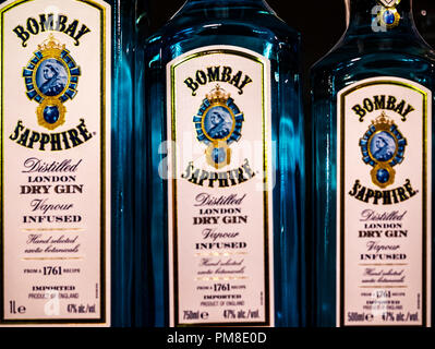 Reihen von Bombay Sapphire Gin auf Lager Regal gesehen. Der Name stammt von Gin's Popularität in Indien während des britischen Raj. Stockfoto