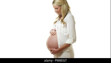 Ziemlich schwanger Frau lächelnd auf Weiß Stockfoto