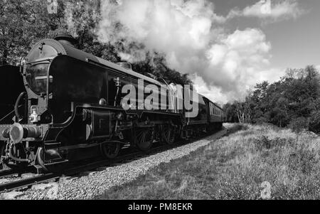 Ein vintage Dampfzug pflüge durch die North York Moors auf einem herbstmorgen in der Nähe von Goathland, Yorkshire, Großbritannien. Stockfoto