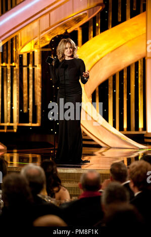 Jessica Lange akzeptiert die Golden Globe Award für die beste Leistung von einer Schauspielerin in einer Nebenrolle IN EINER SERIE, MINISERIE ODER MOTION PICTURE MADE FOR TELEVISION für ihre Rolle in "American Horror Story" (FX) auf der 69. jährlichen Golden Globe Awards im Beverly Hilton in Beverly Hills, CA am Sonntag, den 15. Januar 2012. Stockfoto