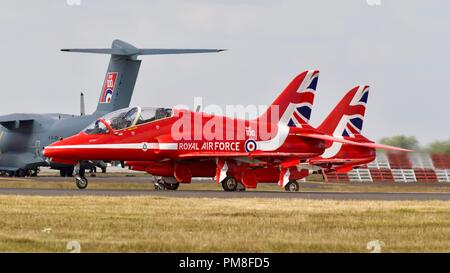 Die Red Arrows Hawk Jets vorbereiten für den Start an der Royal International Air Tattoo 2018 Stockfoto