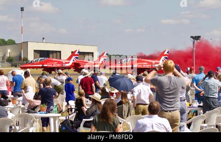 Die roten Pfeile bereitet sich vor 2018 Zuschauern an der Royal International Air Tattoo zu nehmen Stockfoto