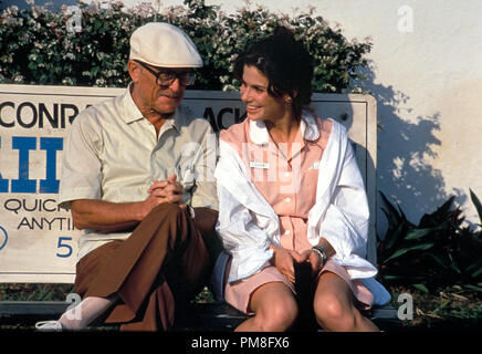 Film Still / Werbung noch von 'Wrestling Ernest Hemingway "Robert Duvall, Sandra Bullock © 1993 Warner Foto: Jon Landwirt Datei Referenz # 31371009 THA nur für redaktionelle Verwendung Alle Rechte vorbehalten Stockfoto