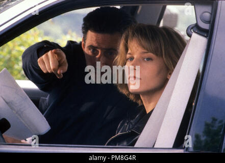 Film Still / Werbung noch von 'Point of No Return' Gabriel Byrne, Bridget Fonda © 1993 Warner Foto: Bruce Talamon Datei Referenz # 31371172 THA nur für redaktionelle Verwendung Alle Rechte vorbehalten Stockfoto