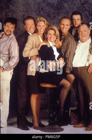 Film Still / Werbung noch von 'Murphy Brown' Robert Pastorelli, Charles Kimbrough, Pat Corley, Faith Ford, Candice Bergen, Joe Regalbuto, Grant Shaud 1993 Photo Credit: George lange Datei Referenz # 31371199 THA nur für redaktionelle Verwendung Alle Rechte vorbehalten Stockfoto