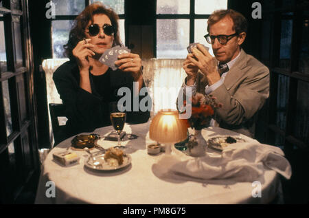 Film Still / Werbung noch von 'Manhattan Murder Mystery' Anjelica Huston, Woody Allen © 1993 Tri-star Bilder Datei Referenz # 31371237 THA nur für redaktionelle Verwendung Alle Rechte vorbehalten Stockfoto