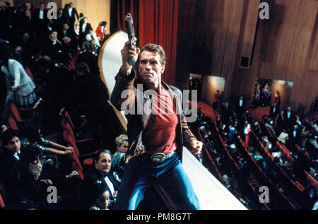 Film Still / Werbung immer noch von "Last Action Hero" Arnold Schwarzenegger © 1993 Columbia Pictures Photo Credit: Zade Rosenthal Datei Referenz # 31371254 THA nur für redaktionelle Verwendung Alle Rechte vorbehalten Stockfoto