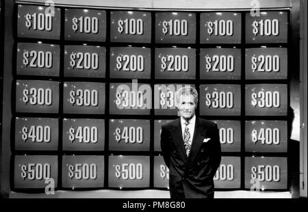 Film Still / Werbung immer noch von "Jeopardy!" Alex Trebek © 1993 King World Productions Datei Referenz # 31371258 THA nur für redaktionelle Verwendung Alle Rechte vorbehalten Stockfoto