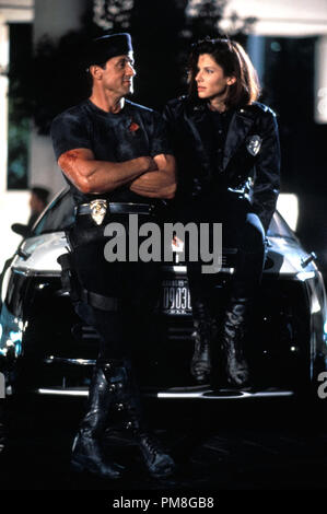 Film Still / Werbung noch von 'Demolition Man' Sylvester Stallone, Sandra Bullock © 1993 Warner Foto: Andrew Cooper Datei Referenz # 31371328 THA nur für redaktionelle Verwendung Alle Rechte vorbehalten Stockfoto