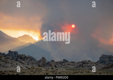 Scheint die Sonne durch den Rauch der Georges Feuer, ein Kalifornien wildfire in der östlichen Sierra Nevada im Jahr 2018 Stockfoto