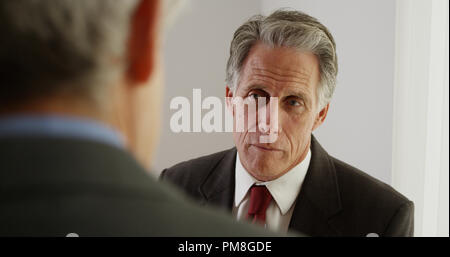 Ältere Unternehmer ein Gespräch im Büro Stockfoto