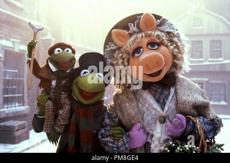 Film Still oder Werbung immer noch von der "Muppet Christmas Carol" Kermit der Frosch, Miss Piggy © 1992 Jim Henson Productions Photo Credit: Stephen F. Morley Alle Rechte vorbehalten Datei Referenz # 31487 301 die THA für die redaktionelle Nutzung nur Stockfoto