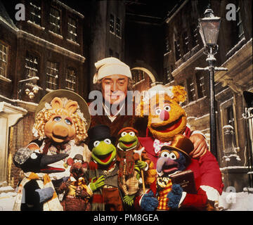 Film Still oder Werbung immer noch von der "Muppet Christmas Carol' Miss Piggy, Rizzo die Ratte, Kermit der Frosch, Fozzie Bär, der Große Gonzo, Michael Caine © 1992 Jim Henson Productions Photo Credit: Terry O'Neill Alle Rechte vorbehalten Datei Referenz # 31487 303 THA für die redaktionelle Nutzung nur Stockfoto