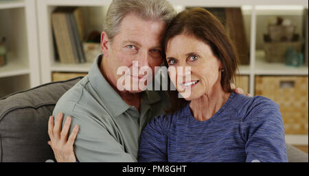 Süße senior Paar kuscheln auf der Couch Stockfoto