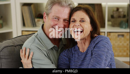 Süße senior Paar kuscheln auf der Couch Stockfoto