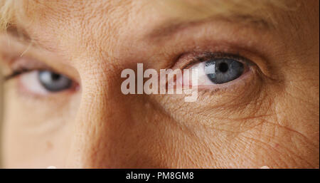 Schöne, reife Frau blaue Augen closeup Stockfoto
