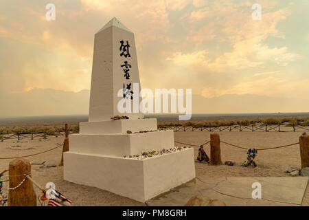 Manzanar National Historic Site Monument im Inyo County in Kalifornien. In der Nähe wildflire gibt einen orange smokey Farbton, der auf das Foto Stockfoto