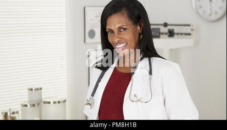 Portrait von glücklichen Schwarzen Arzt lächelnd an Kamera Stockfoto