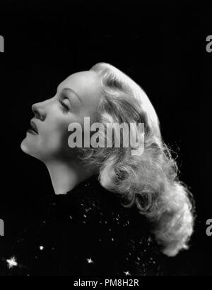 (Archival Classic Cinema - Marlene Dietrich Retrospektive) Marlene Dietrich, circa 1942 File Reference # 31496 003THA Stockfoto