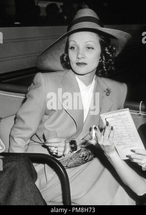 (Archival Classic Cinema - Marlene Dietrich Retrospektive) Marlene Dietrich, circa 1947 File Reference # 31496 061THA Stockfoto