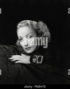 (Archival Classic Cinema - Marlene Dietrich Retrospektive) Marlene Dietrich, circa 1942 File Reference # 31496 065THA Stockfoto