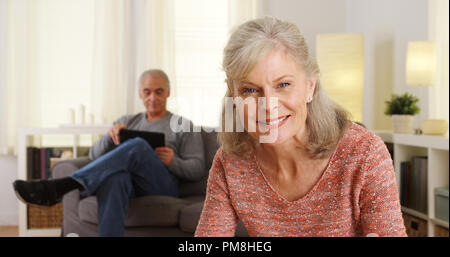 Wunderschöne reife Frau an der Kamera auf der Suche Stockfoto