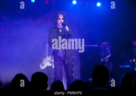 ALICE COOPER erscheint im Konzert an der Premiere Party für Warner Bros. Pictures' und Village Roadshow Pictures' "DUNKLE SCHATTEN", ein Warner Bros.-Bilder freigeben, in Hollywood. Stockfoto