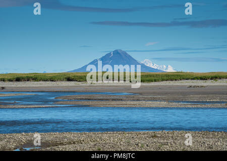 Anzeigen von Augustine Island in der Nähe von Katmai National Park, Blick vom Strand und geflochtene Fluss Stockfoto