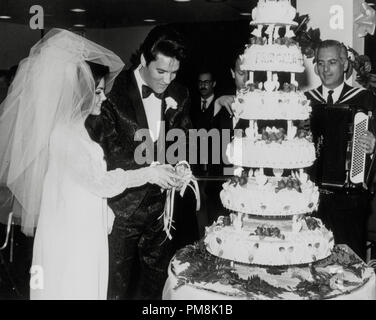 (Archival Classic Cinema - Elvis Presley Retrospektive) Elvis Presley mit Priscilla an ihrem Hochzeitstag, 1. Mai 1967, im Aladdin Hotel in Las Vegas. Dateireferenz # 31616 093THA Stockfoto