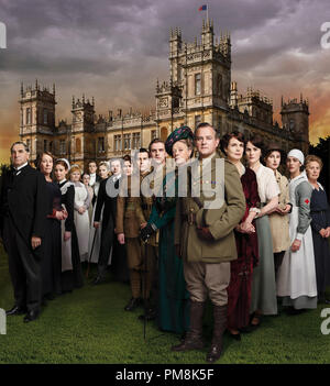 "Ownton Abtei' Saison 2, 2012 Eines der äußerst beliebten Serie in Meisterwerk Geschichte, ist für einen spannenden zweiten Saison: Downton Abbey 2 Saison wieder seine Geschichte um Liebe und Intrigen an einem englischen Country Estate, jetzt für das Trauma des Krieges mobilisiert. Mit einem zurückgehenden Cast einschließlich Dame Maggie Smith, Elizabeth McGovern, Hugh Bonneville, Dan Stevens, Michelle Dockery, Siobhan Finneran, und viele mehr. Stockfoto