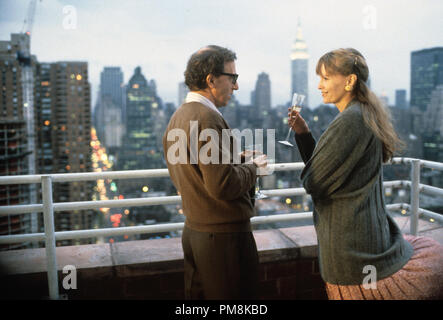 Film Still oder Werbung immer noch von "New York Stories" Woody Allen und Mia Farrow © 1989 Touchstone Pictures Photo Credit: Brian Hamill Alle Rechte vorbehalten Datei Referenz # 31623085 THA für die redaktionelle Nutzung nur Stockfoto