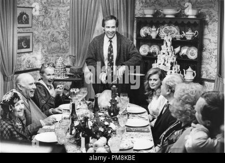 Film Still oder Werbung noch von 'National Lampoon Christmas Vacation' Chevy Chase, Beverly D'Angelo, z. B. Marshall, Doris Roberts, Randy Quaid, Mae Questel, John Randolph, Diane Ladd © 1989 Warner Alle Rechte vorbehalten Datei Referenz # 31623086 THA für die redaktionelle Nutzung nur Stockfoto