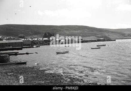 1950, historische, eine kleine Küstenfischerei Siedlung auf den Orkney Inseln an der Nordküste von Schottland. Diese unfruchtbare niedrig liegenden Inseln bemerkenswert sind für die lmost vollständige Fehlen von Bäumen und das starke Gezeitenströmungen in der firths. Stockfoto