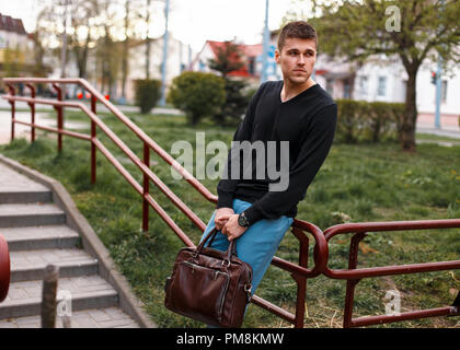 Schönen Europäischen der Mann mit der Ledertasche in der Stadt Stockfoto