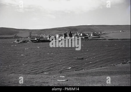 1950er Jahre, historische, einer kleinen Siedlung von einem esuary auf den Orkney Inseln an der Nordküste von Schottland. Diese unfruchtbare, die niedrig liegenden Inseln bemerkenswert sind für das Fehlen von Bäumen und das starke Gezeitenströmungen in der firths. Stockfoto