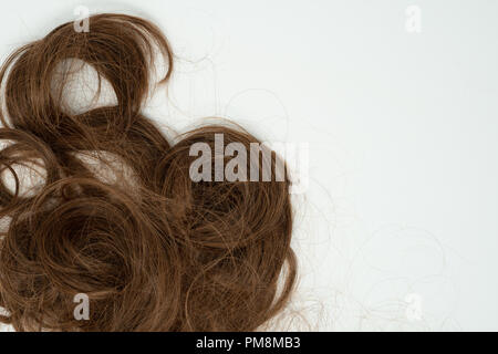 Schlösser von der schönen braunen Haar locken auf weißem Hintergrund Stockfoto