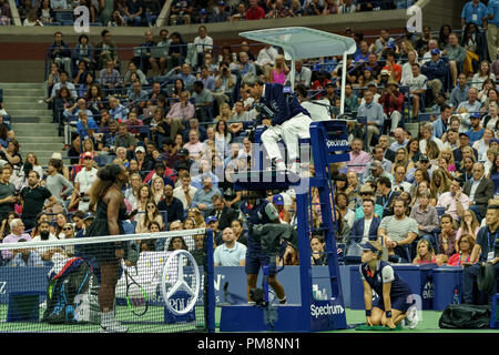 Serena Williams (USA) argumentiert mit Stuhl-schiedsrichter Carlos Ramos während der Endrunden der Frauen an den 2018 US Open Tennis. Stockfoto