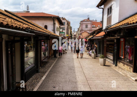 SARAJEVO/BOSNIEN UND HERZEGOWINA - 2. September 2018: Fußgänger von Bascarsija in Sarajewo, Bosnien. Bascarsija, der Altstadt, ist ein kleinen Baue Stockfoto