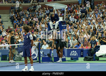 Serena Williams (USA) argumentiert mit Stuhl-schiedsrichter Carlos Ramos wie Naomi Osaka Uhren während der Endrunden der Frauen an den 2018 US Open Tennis. Stockfoto