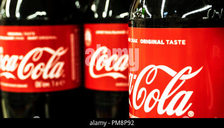 Reihe von Coca Cola Flaschen im Laden gesehen. Stockfoto