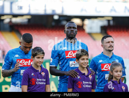 Allan, Kalidou Koulibaly und M. Rui des SSC Napoli vor dem Spiel gesehen. SSC Napoli vs ACF Fiorentina in der Serie A Fußball Spiel im Stadion San Paolo. Endstand 1-0 Napoli Fiorentina. Stockfoto